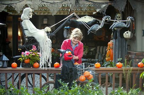 Everything's from target!) designer and hgtv alum emily henderson shares simple tricks for turning your home into halloween heaven. 35 Best Ideas For Halloween Decorations Yard With 3 Easy Tips