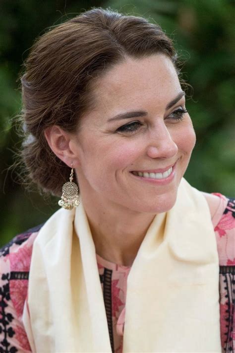 Kate Middletons Earring Style Doesnt Take A Holiday How To Dress