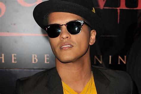 Pin Op Bruno Mars Sunglasses