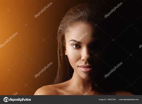 Femme Africaine Nue Confiante Posant Photo De Stock Par Iakovenko