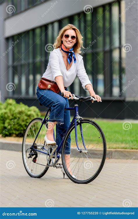 微笑的可爱的妇女坐自行车 库存照片 图片 包括有 布琼布拉 有吸引力的 塑造 时兴 白种人 运输 127755220