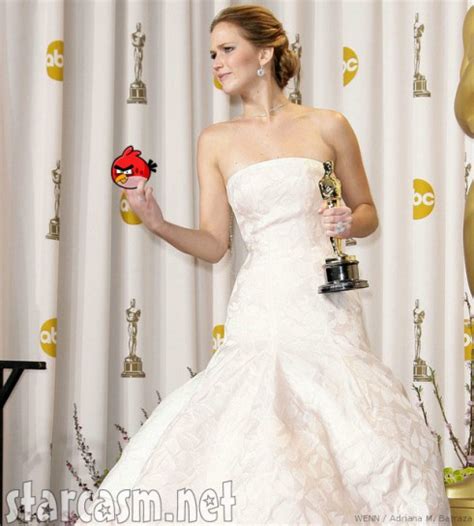Jennifer Lawrence Gives The Middle Finger Flips Bird At Post Oscar