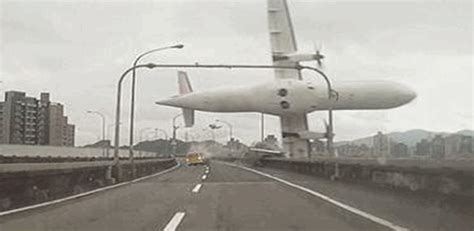Watch Transasia Airways Flight Ge235 Crash In Taiwan