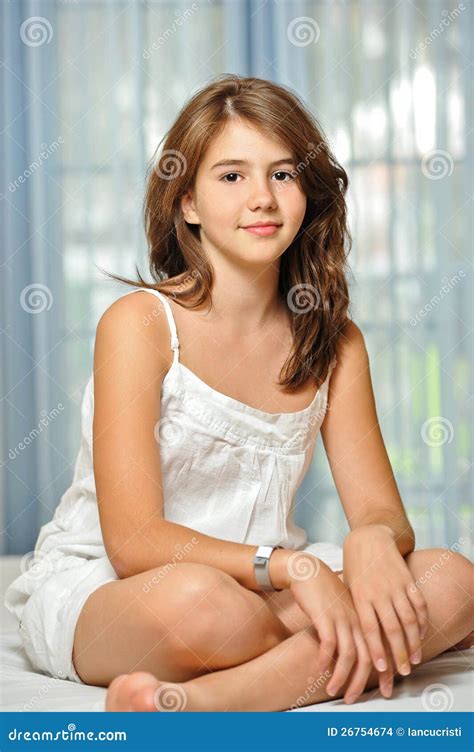 Belle Fille De L adolescence à La Maison Dans La Robe Blanche Photo