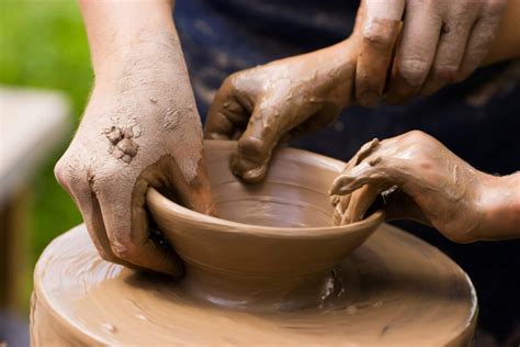 Metti alcuni fogli di giornale gli uni sugli altri e piegali per tre per creare una striscia spessa, robusta. Cómo trabajar el barro - VIX