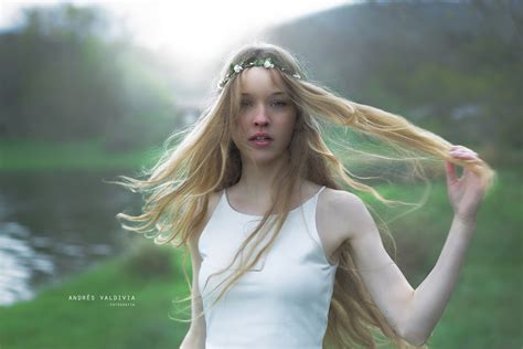 Fondos De Pantalla Mujer Modelo Rubia Flor En El Pelo Mujeres Al Aire Libre Pelo Largo