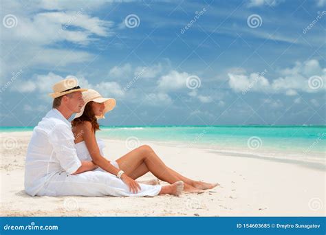 Happy Honeymoon Vacation At Summer Couple Relax On The White Sand Of Beach Happy Sea Lifestyle