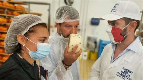 Sia quando si fa fotografare con un pecorino, sia quando la foto viene scattata insieme a due lavoratori che la mascherina la indossano. Salvini senza mascherina nella fabbrica di yogurt, ma la ...