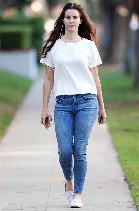 Lana Del Rey S Best Fashion Moments See Photos Of The Singer S Outfits