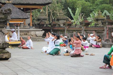 Aturan Pakaian Adat Ke Pura Wajib Diketahui Saat Berlibur Ke Bali