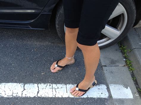 candid sexy feet french pedicured toes in flip flops