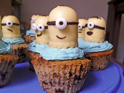 Für den teig die butter mit zucker und ei schaumig schlagen. Minions-Cupcakes (Rezept mit Bild) von pastelera_09 ...