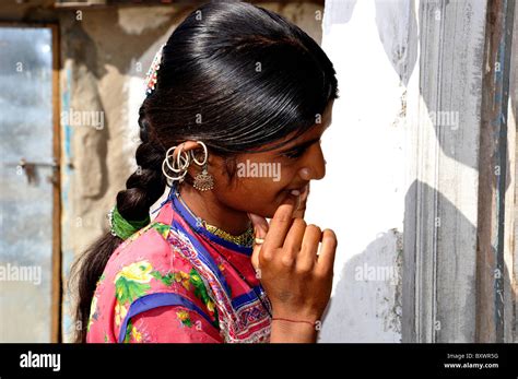 Shy Indian Girl Fotos Und Bildmaterial In Hoher Auflösung Alamy