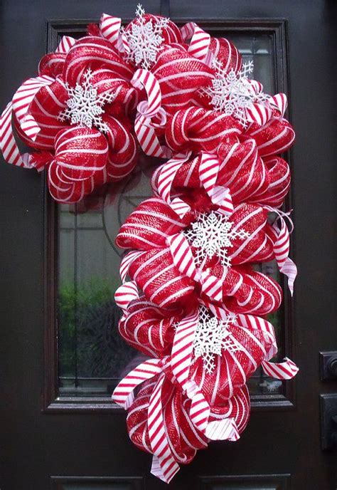 Peppermint bowls are a festive diy gift idea or addition to your holiday table. 25 Fun Candy Cane Christmas Décor Ideas For Your Home | DigsDigs