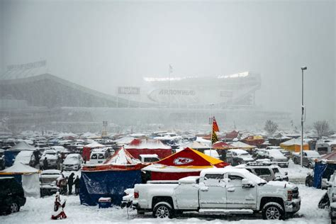 How Nfl Fields And Players Stay Warm Cold Weather Football Games