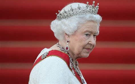 O Sosie A Reginei Elisabeta A Ii A A Marii Britanii Nevoită Să Renunţe