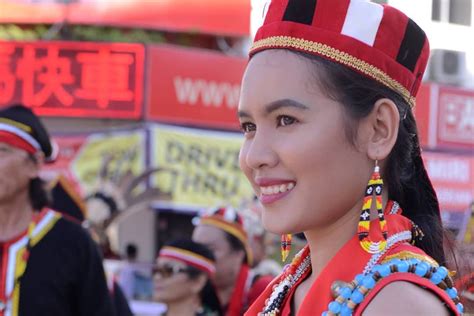 Keunikan Gadis Dayak Sarawak Memikat Hati Ramai Orang TVS