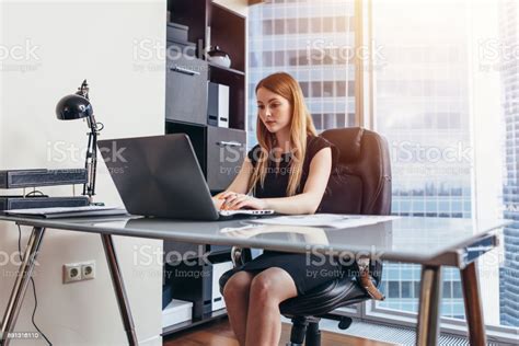Foto De Mulher Trabalhando No Laptop Sentado Em Sua Mesa No Escritório