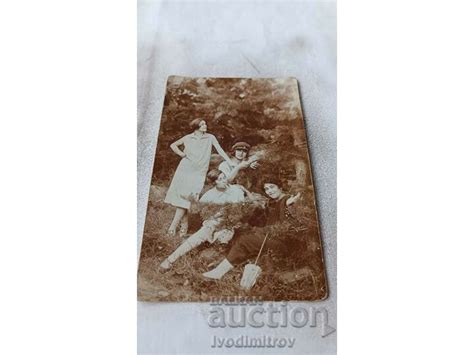 Снимка Четири млади момичета в борова гора Стари снимки Изделия от хартия balkanauction