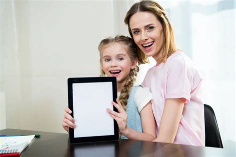 Madre E Hija Con Tableta Fotografía De Stock © Dmitrypoch 144691411