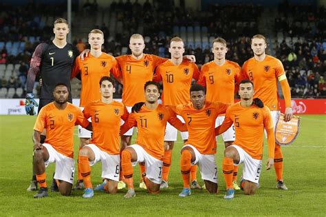 Voor het eerst staat een nederlands handbal team op het ek voor u20! Jong Oranje laat De Vijverberg achter zich en debuteert in ...