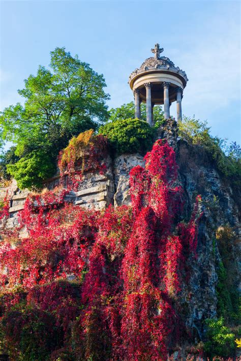 Poumon vert du 19ème arrondissement inauguré par un napoléon iii aux idées vertes, profitez d'un paysage d'inspiration montagnarde au cœur de paris pour 2. Tempel Im Park Buttes Chaumont, Paris, Frankreich ...