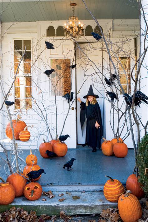 17 Spooky Front Porch Styles To Get You In The Halloween Spirit