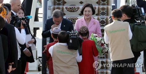 비센테 폭스(mr.vicente fox quesada) 멕시코 대통령 방문. 투르크메니스탄 환영 빵 먹는 문 대통령 | 연합뉴스