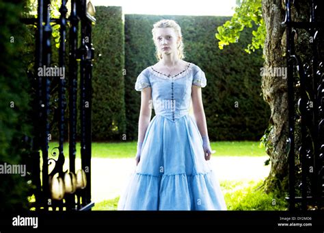 Alice In Wonderland 2010 Mia Wasikowska Tim Burton Dir Moviestore