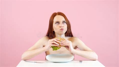 Niña Anoréxica Flaca Come Codidamente Una Hamburguesa Trastornos De La Alimentación Anorexia