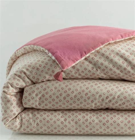 Pour ce faire, direction le site françoise saget pour une razzia sur le linge de maison, avec des inspirations de nature, d'univers contemporain et de votre truc, c'est le boutis ? Edredon Charme de l'instant - Françoise Saget | Édredon ...
