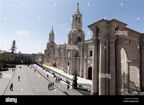 La Basílica Catedral De Arequipa En La Plaza De Armas De La Ciudad De
