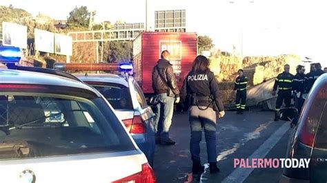 Incidente Sulla Palermo Mazara Camion Si Ribalta Due Feriti E