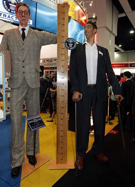 Sultan Kosen Current Tallest Man In The World Standing Next To A