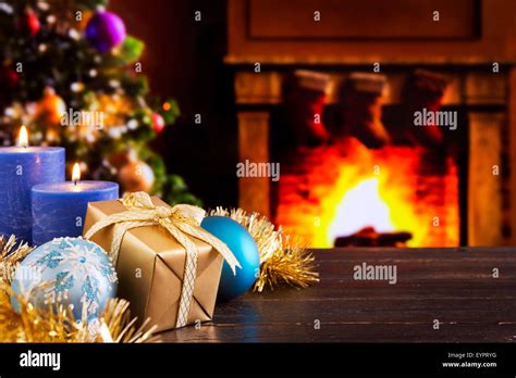 Décorations De Noël Un Cadeau Et Des Bougies Devant Une Cheminée Un