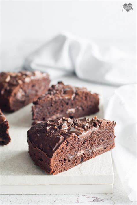 Non mi piace fare sempre la stessa torta, e ho scoperto quest'abbinamento, che in realtà è un classico della pasticceria, dopo bake off italia… ho pensato di riproporlo ancora una volta, in una versione più semplice, provando a unire il cioccolato fondente fuso. Torta al cioccolato umida - cioccolatosissima | Ricette ...