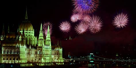 Tűzijáték a duna felett budapesten az államalapítás ünnepén, szent istván napján. Augusztus 20.: nem csak a tűzijátékot érdemes megnézni