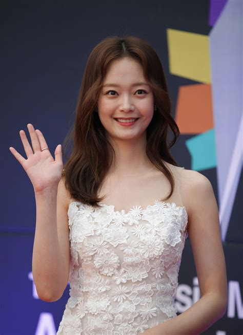 Jeon so min kembali membintangi drama produksi tvn yang bertajuk top star yoo baek. Jeon So Min New Drama - Wavy Haircut