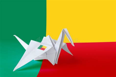 Bandeira Do Benim Representada Na Asa Do Guindaste De Origami De Papel