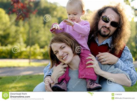 junge-familie-in-einem-park-stockfoto-bild-von-familie