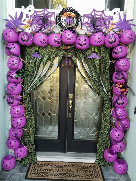 When you're ready to get inspired and give your home the makeover it deserves, here's 23 houses that are doing halloween decorations eerily halloween decor doesn't need to be all ghouls and spooks. DIY Halloween Decorations for Outdoor | Home decor ...