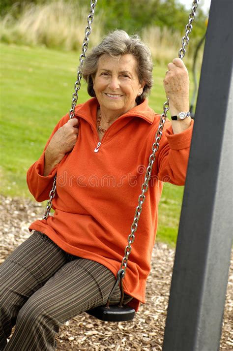 Hogere Vrouw Op Een Swinger Stock Afbeelding Image Of Beweegbaar