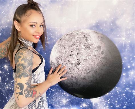 Holly Hendrix Gives You A Tour Of Planetary Studios Emmnetwork