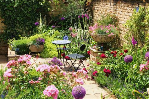Courtyard landscaping ideas and tips. About the property: Renovated terraced property with small ...
