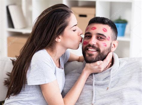 Pareja De San Valentín Mujer Besándose Hombre Con Lápiz Labial Rojo Por Toda Su Cara Poca