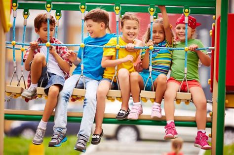 Juega tus juegos online en juegosjuegos ! Niños divirtiéndose al aire libre | Descargar Fotos gratis