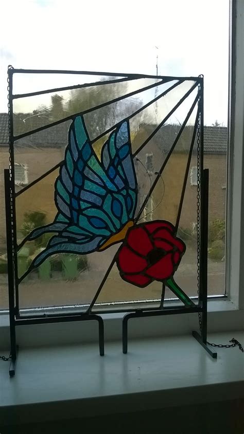 Glas in lood werd destijds gemaakt omdat een raam uit één stuk glas niet te maken viel. Glas in lood workshop, 4e raam, vlinder op bloem | Glas in ...