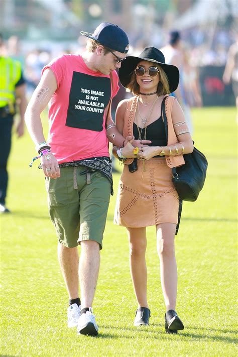Sarah Hyland Cleavy And Leggy In Black Top And Leather Mini Skirt At Coachella V Porn Pictures