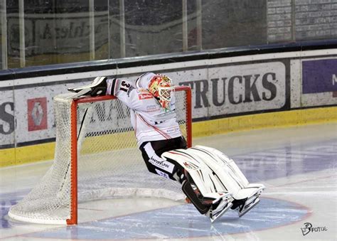 I Love Doing This On The Ice When Im Bored I Never Realized How Funny It Looks Lol Chris
