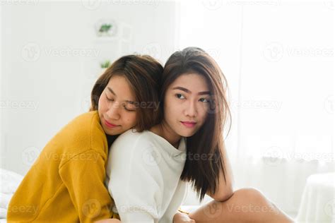 Hermosas Mujeres Asiáticas Jóvenes Lesbianas Lgbt Pareja Feliz Sentada